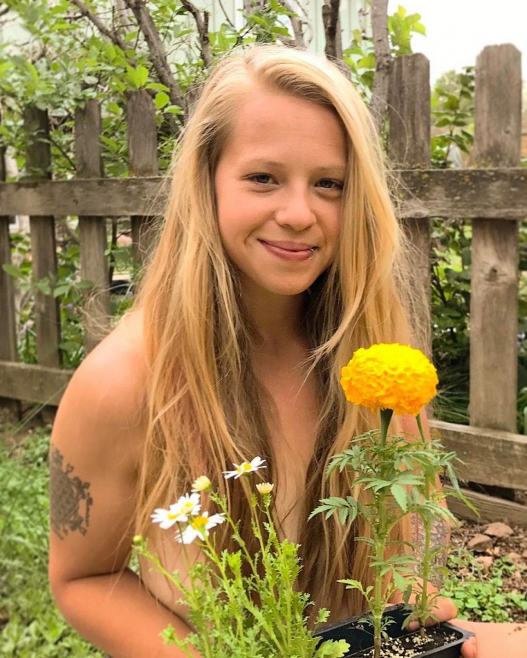 Всемирный день голого садовода — праздник голых дачников, о котором мы не просили