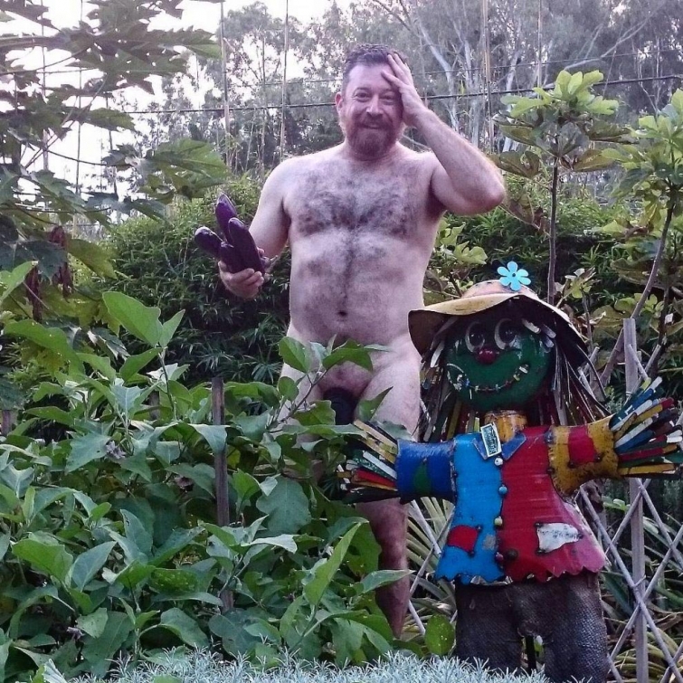 Всемирный день голого садовода — праздник голых дачников, о котором мы не просили