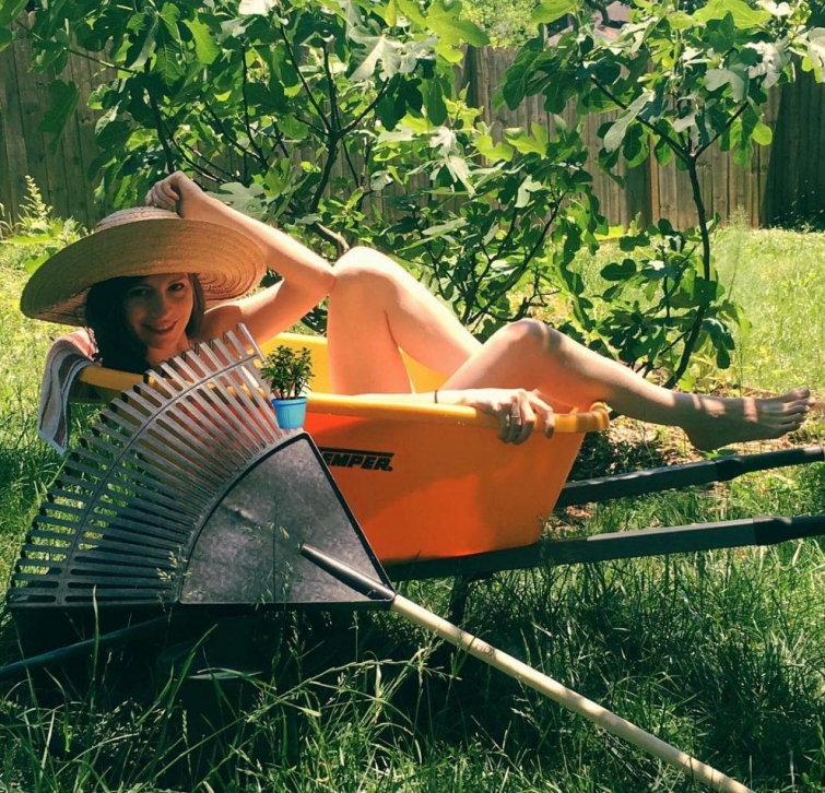 Всемирный день голого садовода — праздник голых дачников, о котором мы не просили