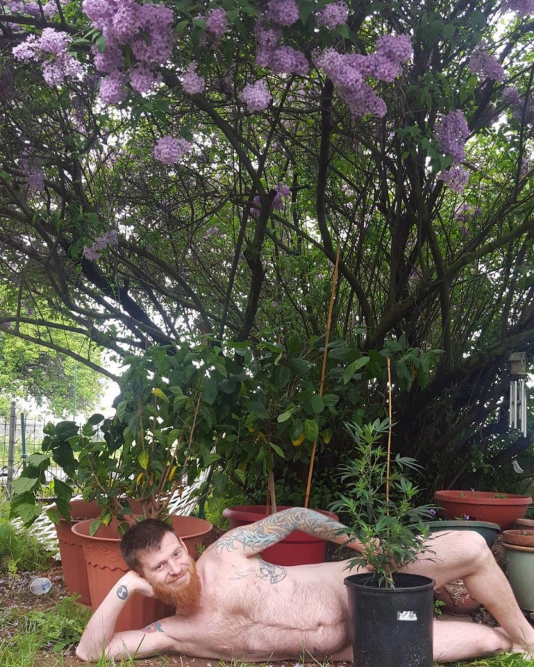 Всемирный день голого садовода — праздник голых дачников, о котором мы не просили