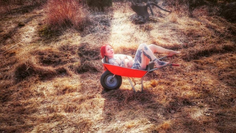 Всемирный день голого садовода — праздник голых дачников, о котором мы не просили