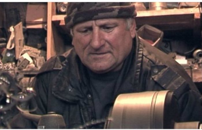 Мужчина построил ГЭС своими руками и бесплатно раздает ее энергию односельчанам Мужчина построил ГЭС своими руками и бесплатно раздает ее энергию односельчанам