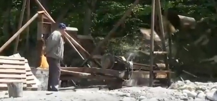 Мужчина построил ГЭС своими руками и бесплатно раздает ее энергию односельчанам Мужчина построил ГЭС своими руками и бесплатно раздает ее энергию односельчанам