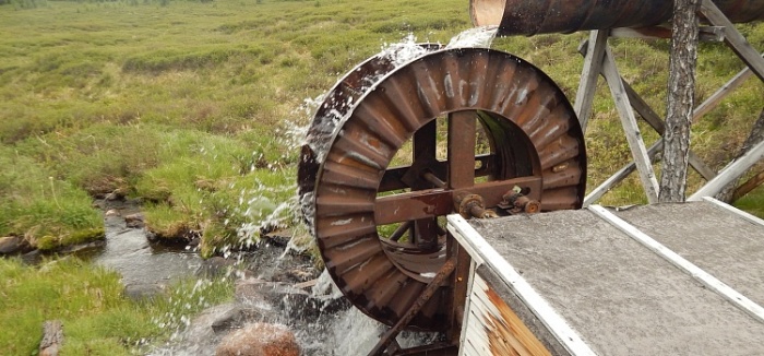 Мужчина построил ГЭС своими руками и бесплатно раздает ее энергию односельчанам Мужчина построил ГЭС своими руками и бесплатно раздает ее энергию односельчанам