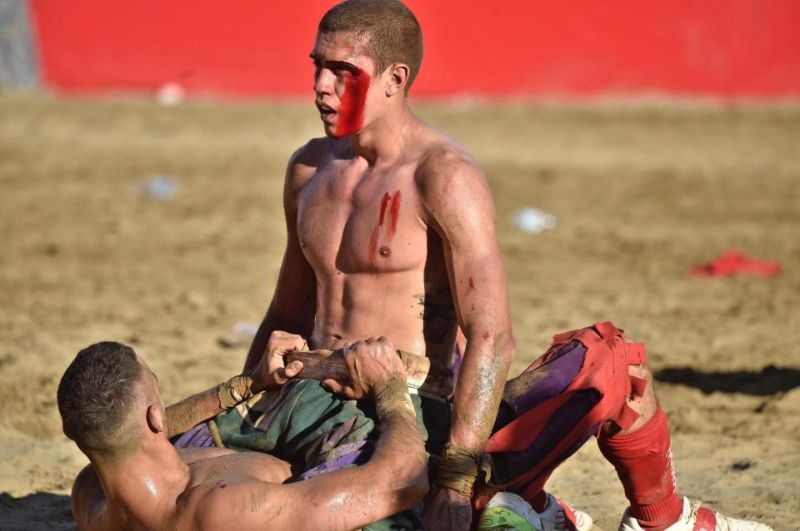 Во флорентийский футбол играют лишь самые безбашенные