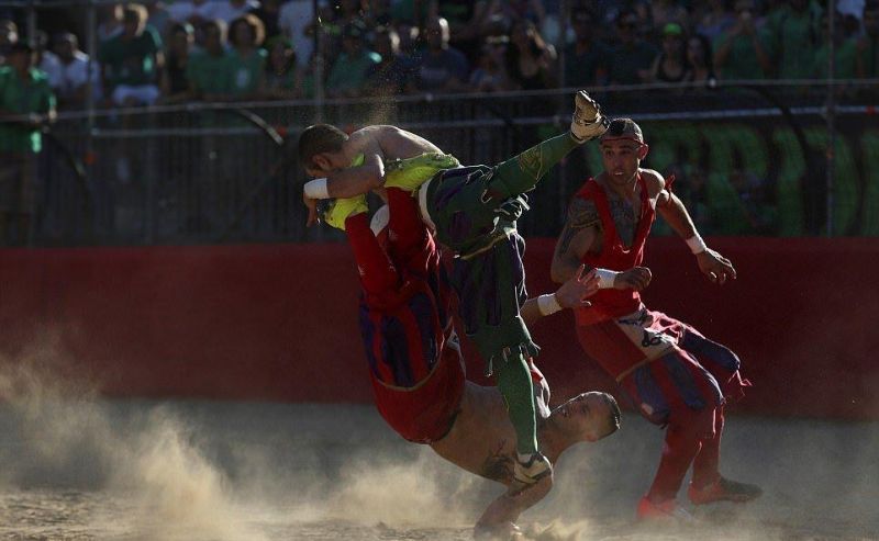 Во флорентийский футбол играют лишь самые безбашенные