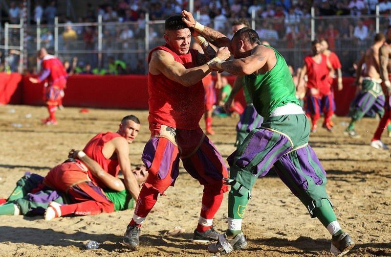 Во флорентийский футбол играют лишь самые безбашенные