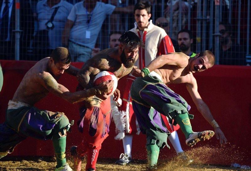 Во флорентийский футбол играют лишь самые безбашенные