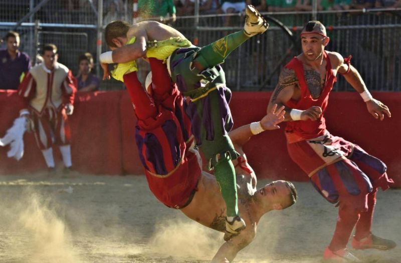 Во флорентийский футбол играют лишь самые безбашенные