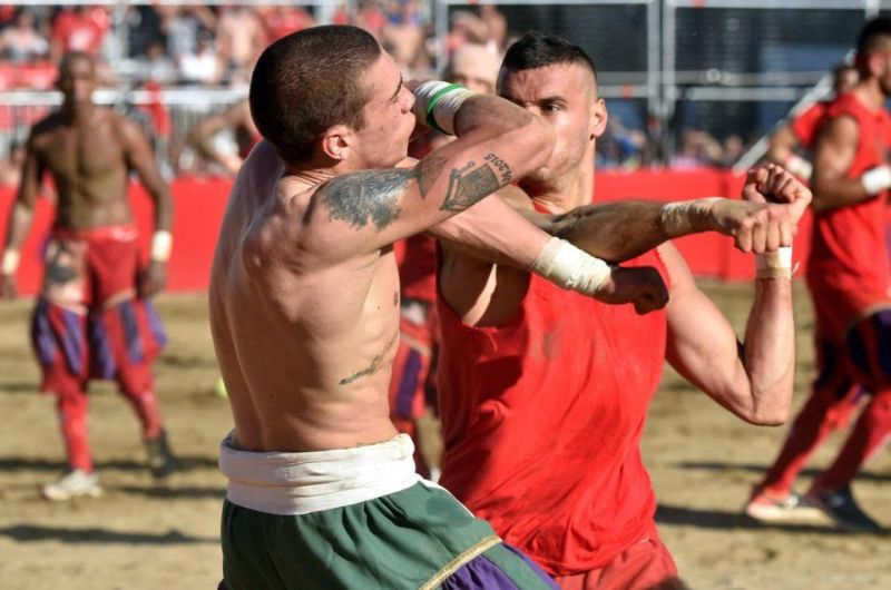 Во флорентийский футбол играют лишь самые безбашенные