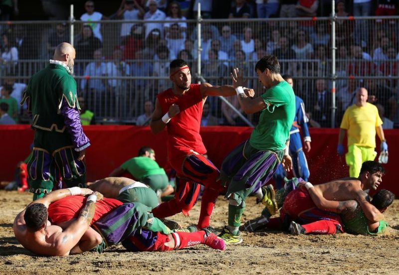 Во флорентийский футбол играют лишь самые безбашенные