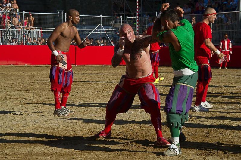 Во флорентийский футбол играют лишь самые безбашенные