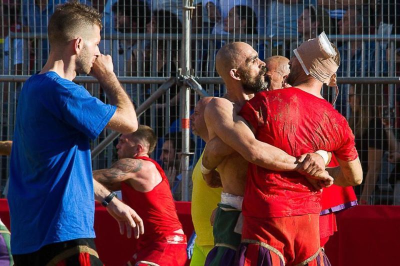 Во флорентийский футбол играют лишь самые безбашенные