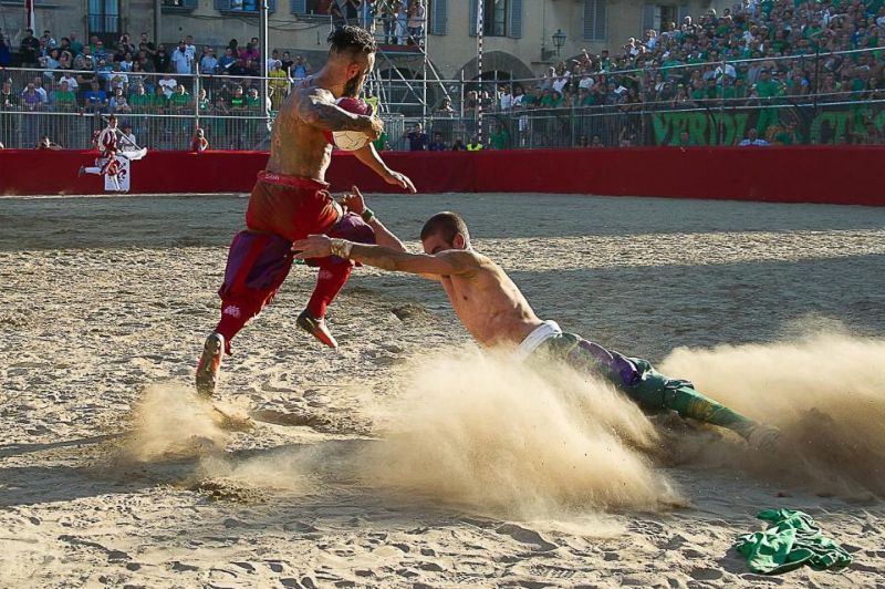 Во флорентийский футбол играют лишь самые безбашенные