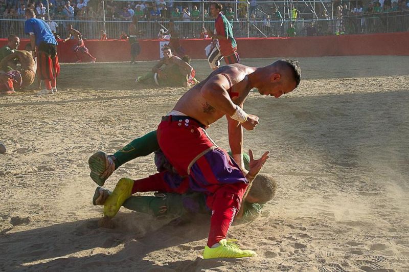 Во флорентийский футбол играют лишь самые безбашенные