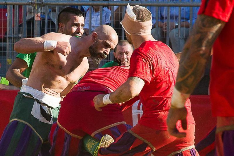 Во флорентийский футбол играют лишь самые безбашенные