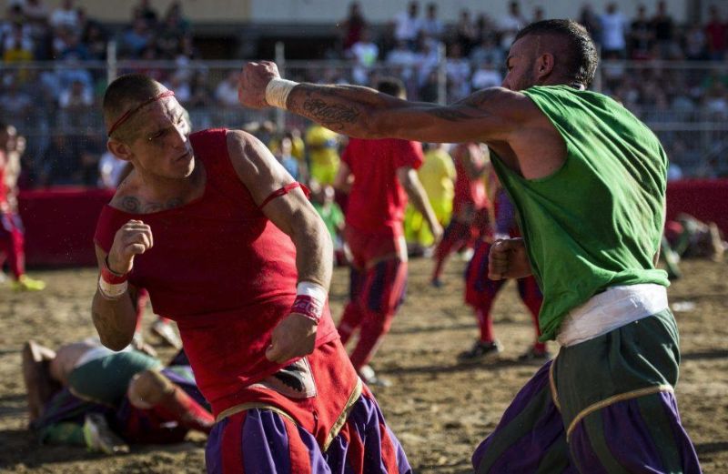 Во флорентийский футбол играют лишь самые безбашенные