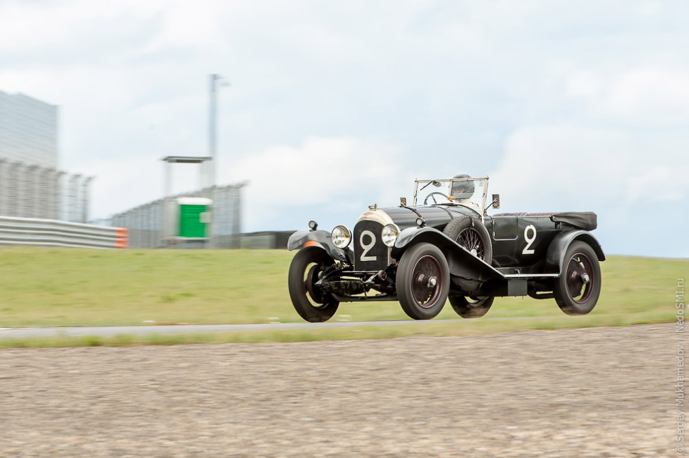Впервые в России: соревнования на скорость среди ретро-автомобилей