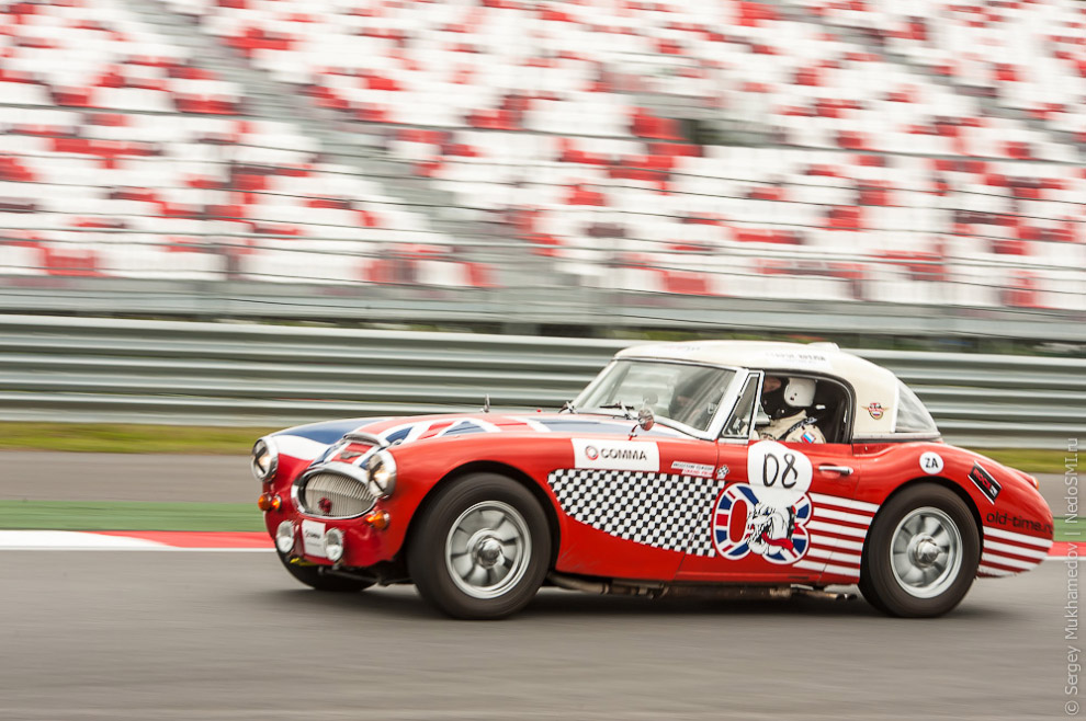 Впервые в России: соревнования на скорость среди ретро-автомобилей