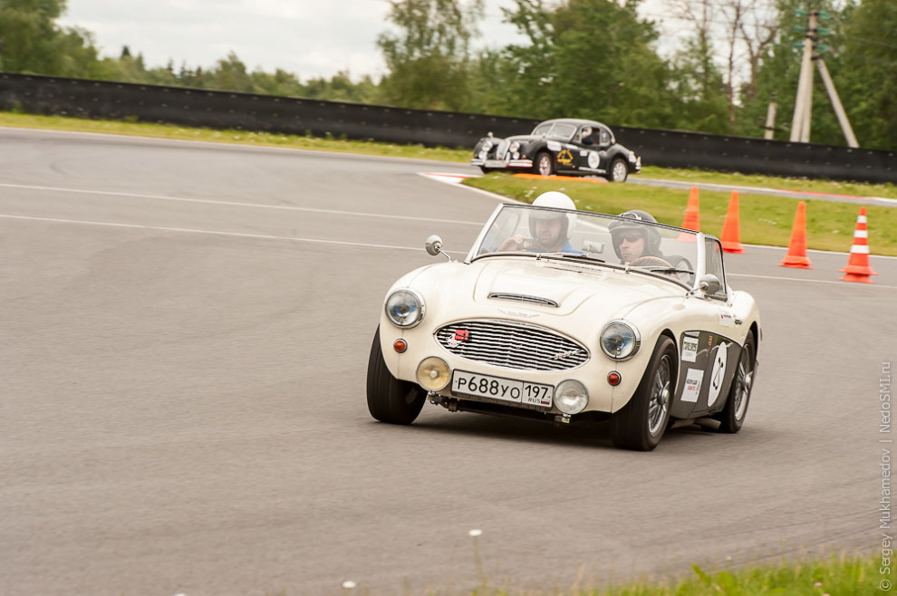 Впервые в России: соревнования на скорость среди ретро-автомобилей