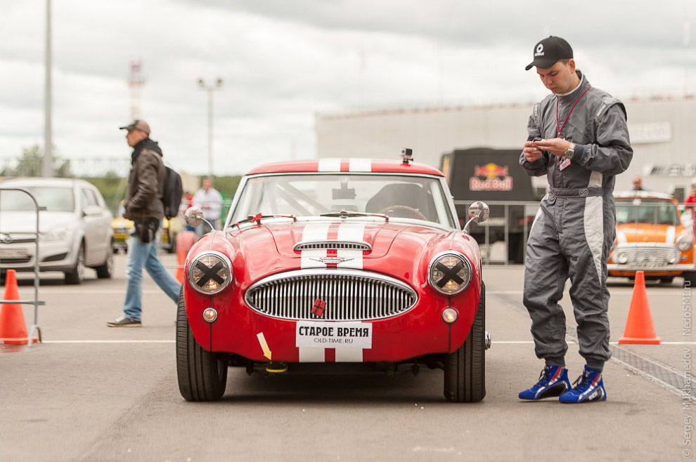 Впервые в России: соревнования на скорость среди ретро-автомобилей