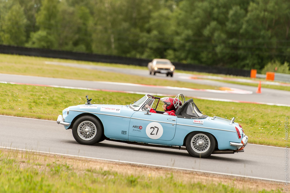 Впервые в России: соревнования на скорость среди ретро-автомобилей