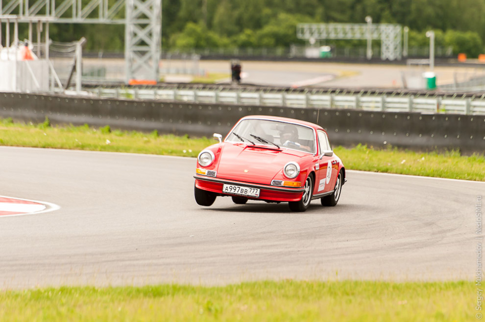 Впервые в России: соревнования на скорость среди ретро-автомобилей