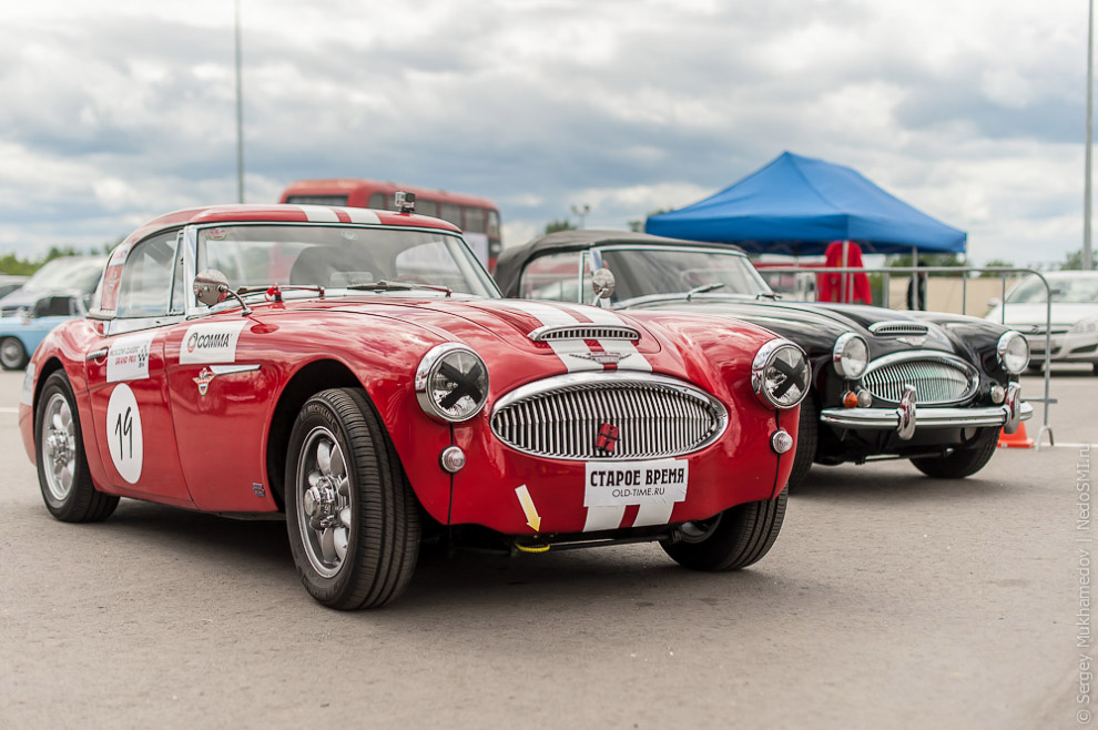 Впервые в России: соревнования на скорость среди ретро-автомобилей