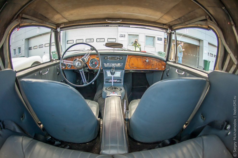 Впервые в России: соревнования на скорость среди ретро-автомобилей