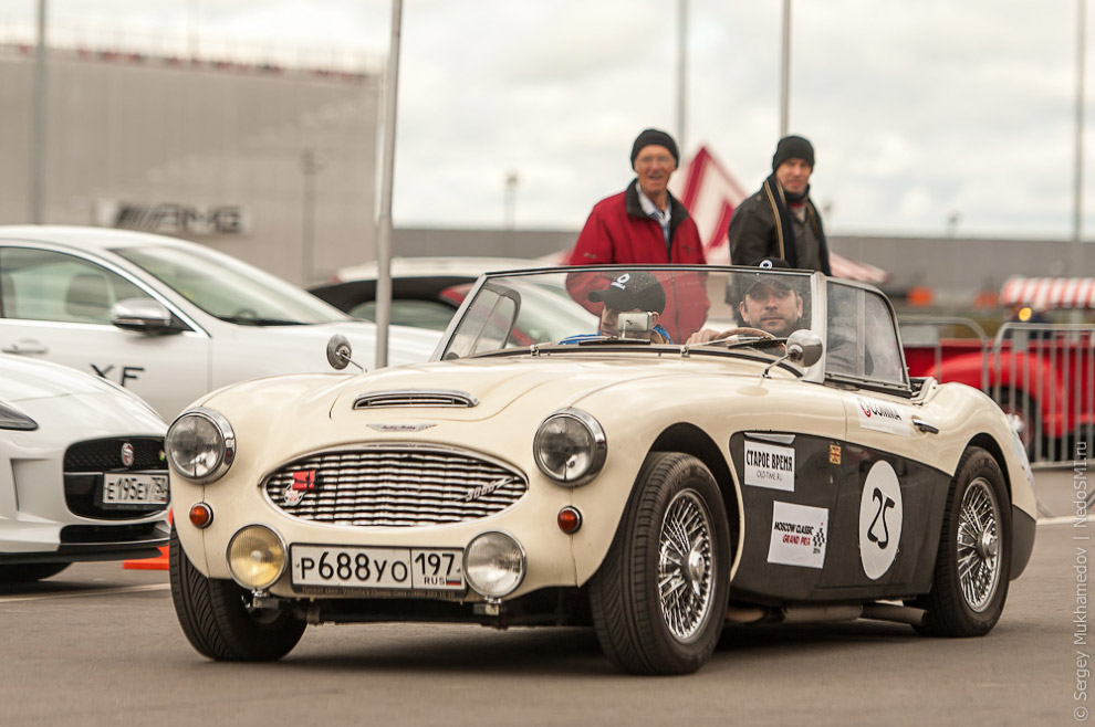 Впервые в России: соревнования на скорость среди ретро-автомобилей