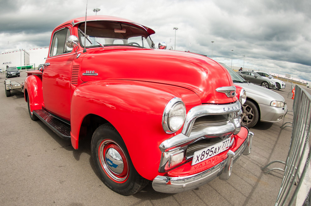 Впервые в России: соревнования на скорость среди ретро-автомобилей