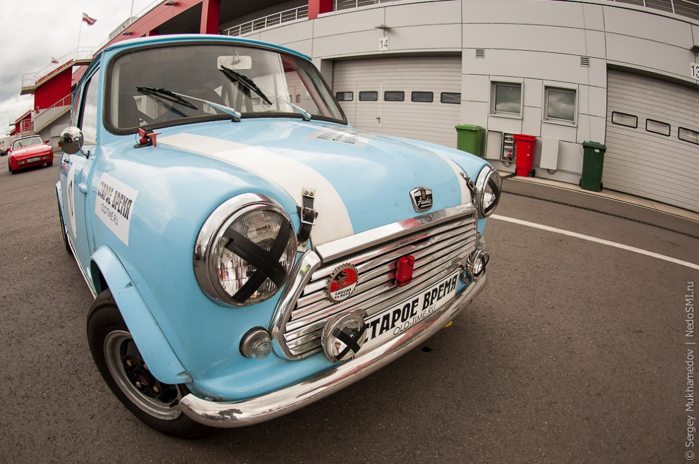 Впервые в России: соревнования на скорость среди ретро-автомобилей