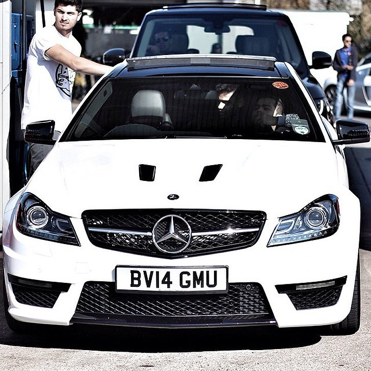 Автопарк суперкаров 19-летнего подростка