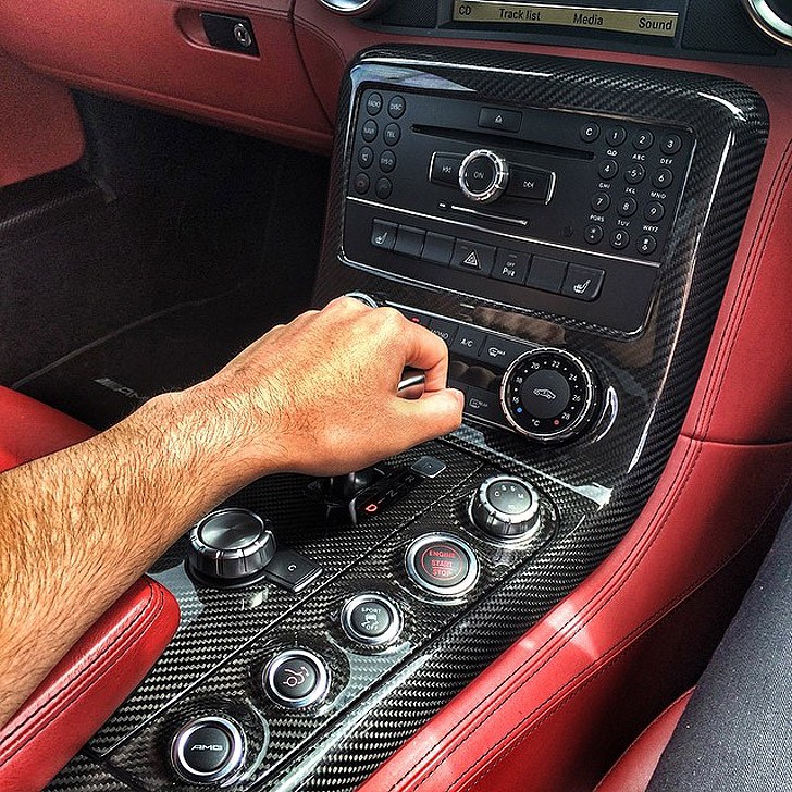 Автопарк суперкаров 19-летнего подростка