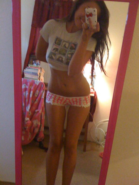 Симпатичные девушки делают селфи