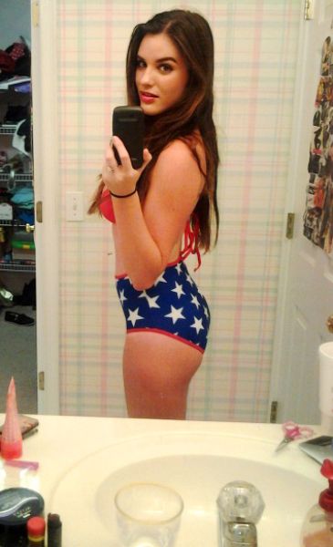 Симпатичные девушки делают селфи