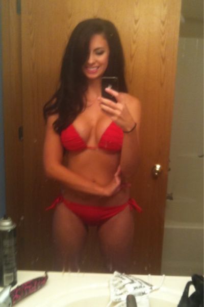 Симпатичные девушки делают селфи