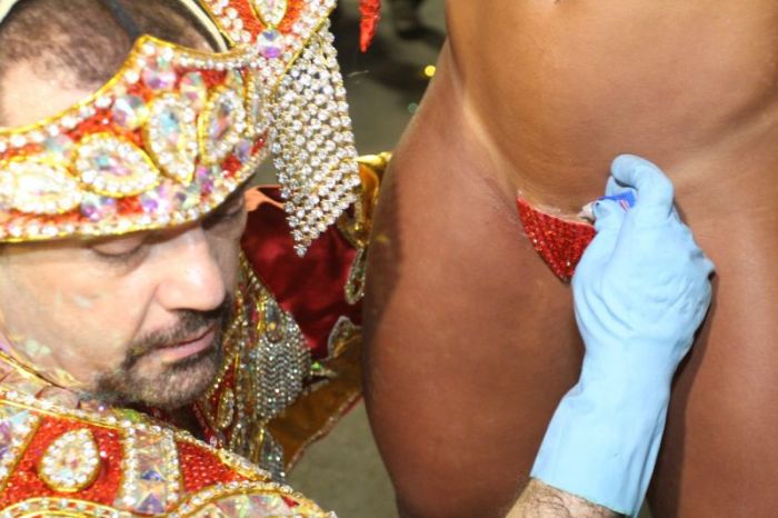 Как держатся трусики на девушках в Бразилии (7 фото)