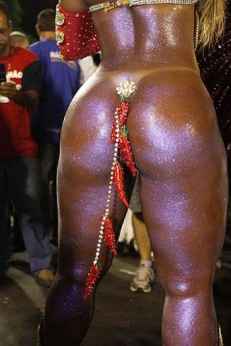 Как держатся трусики на девушках в Бразилии (7 фото)