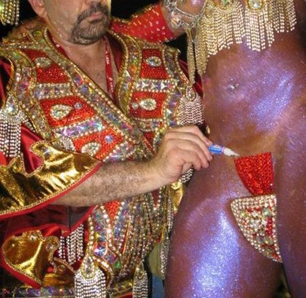 Как держатся трусики на девушках в Бразилии (7 фото)