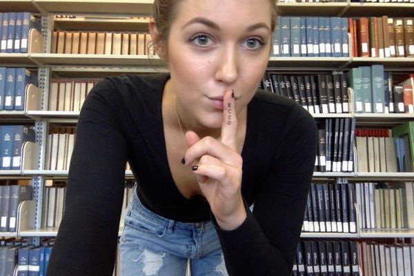 Девушки, которым скучно на работе