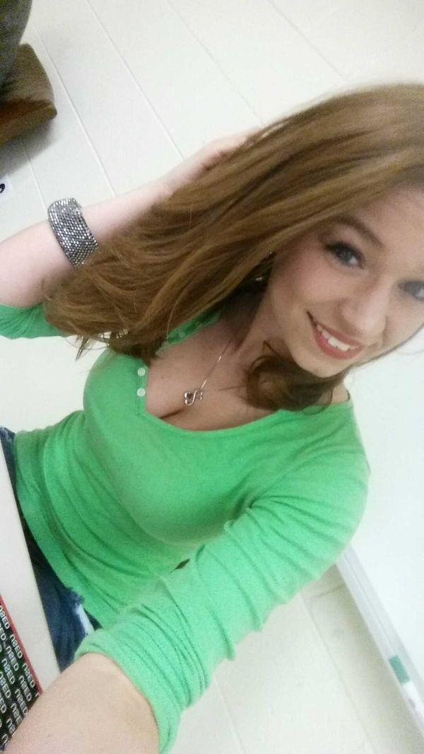 Девушки, которым скучно на работе