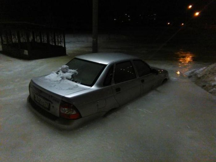Автомобили, скованные льдом