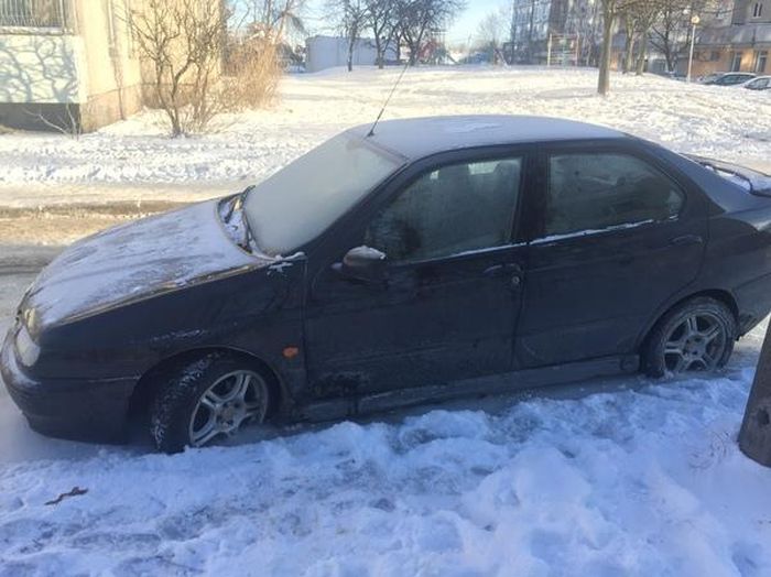 Автомобили, скованные льдом