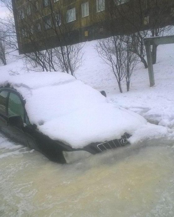 Автомобили, скованные льдом