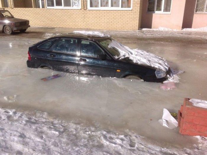 Автомобили, скованные льдом