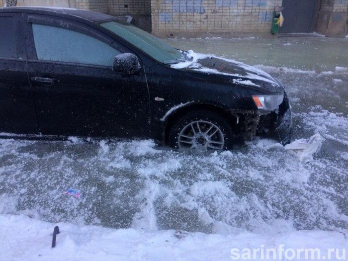 Автомобили, скованные льдом