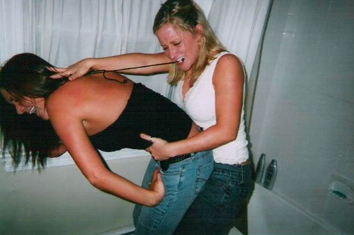 Пьяные девушки в уборной (88 фото)