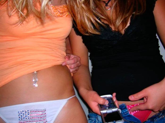 Пьяные девушки в уборной (88 фото)