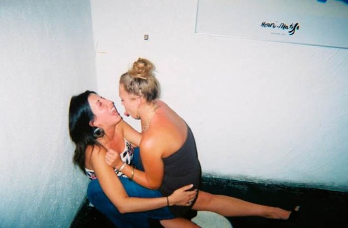 Пьяные девушки в уборной (88 фото)